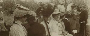 Madeleine-Dior-aux-courses.jpg