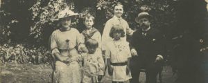 Famille-Dior-dans-le-jardin.jpg